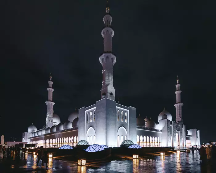 Abu Dhabi Sheikh Zayed grand mosque by Dancing the Earth