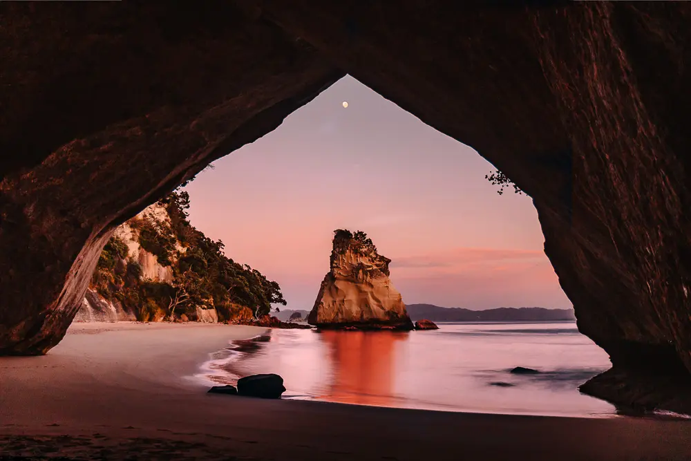 Sunrise in Cathedral Cove, North Island Photography Spots, Dancing the Earth
