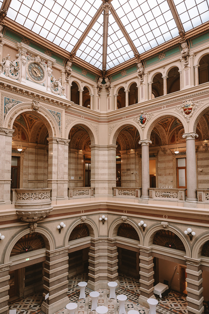 Justizpalast, by Dancing the Earth