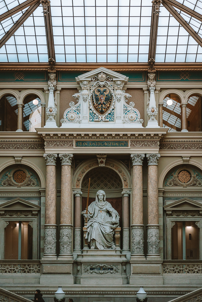 Justizpalast details, by Dancing the Earth